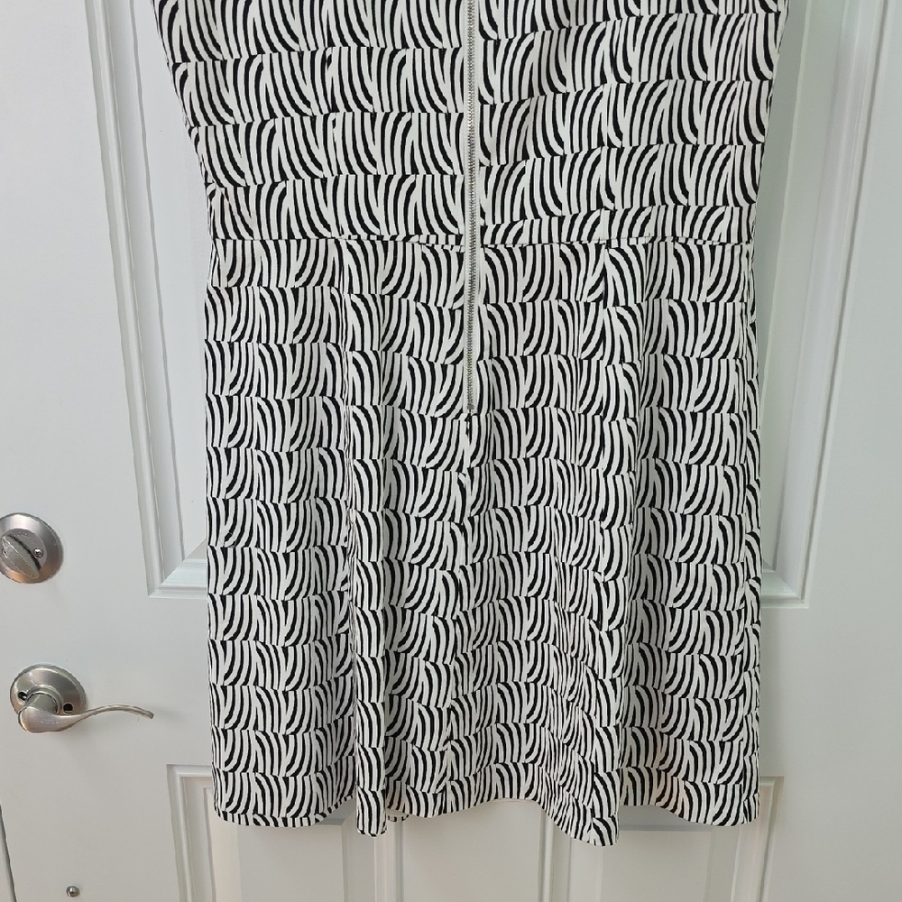 CeCe Black and White Abstract Stripe Cotton Dress. Size 14 - Picture 7 of 11